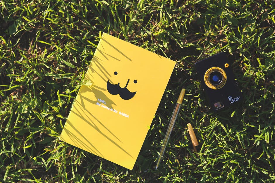 草地上的黄色笔记本