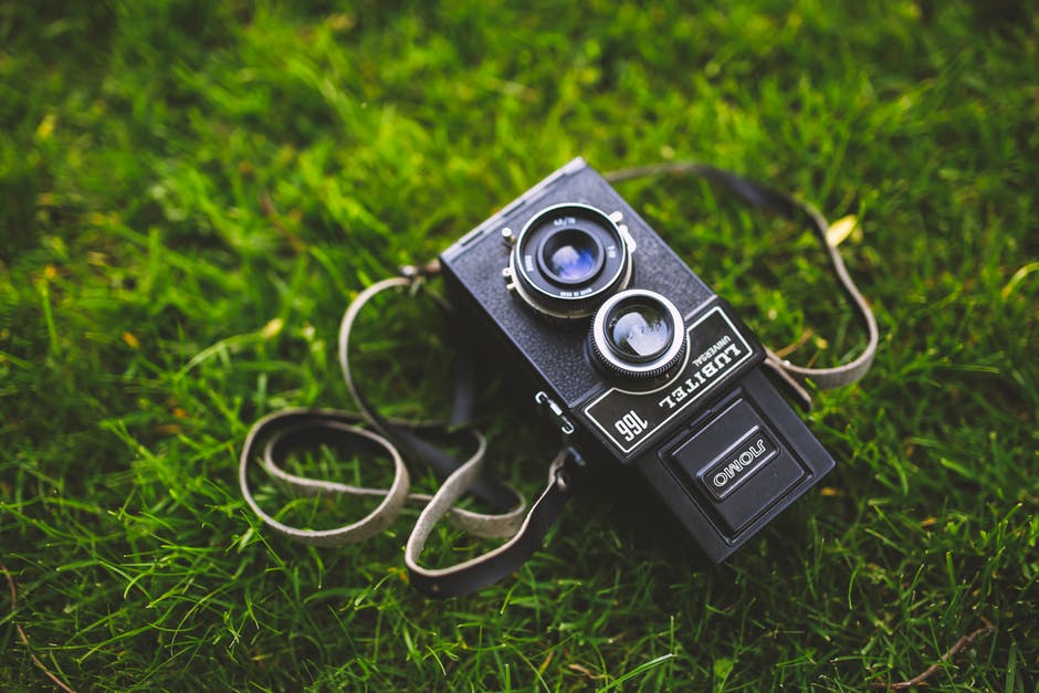 草地上的旧相机