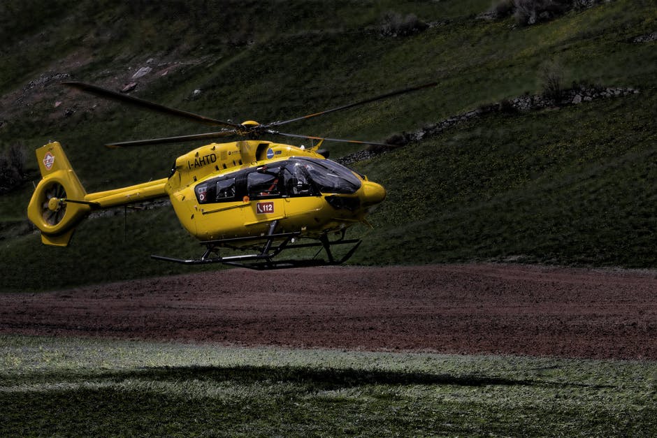 黄色和黑色直升机