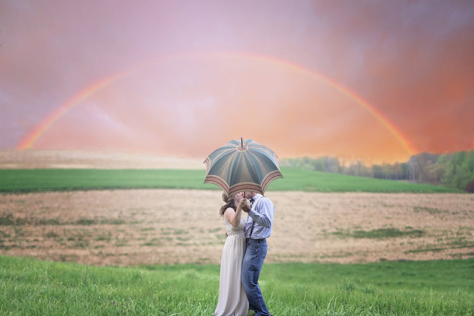 情侣接吻时的伞照