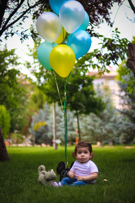 宝贝和39-蓝色和黄色气球
