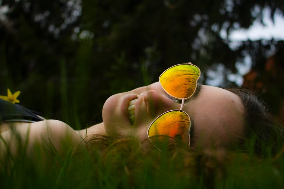 躺在草地上的女人-戴着金色太阳镜