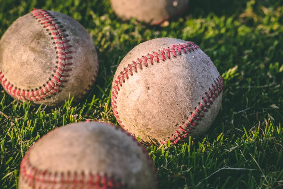 草坪草坪上四个棒球的近景摄影