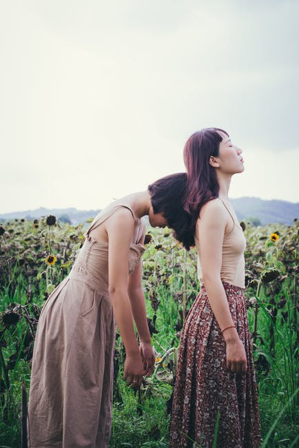 阴天中两个女人站在葵花场附近