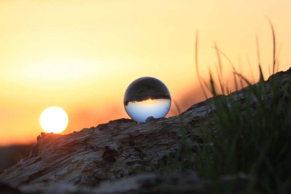 日落时棕色岩层上的玻璃球摄影