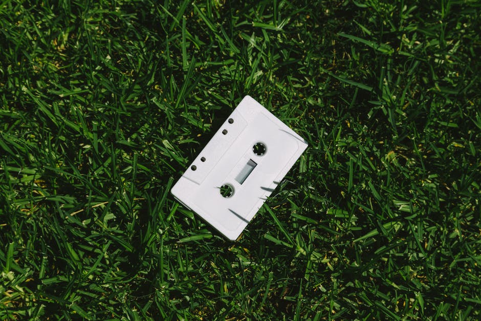 草地上的白色盒式录音带