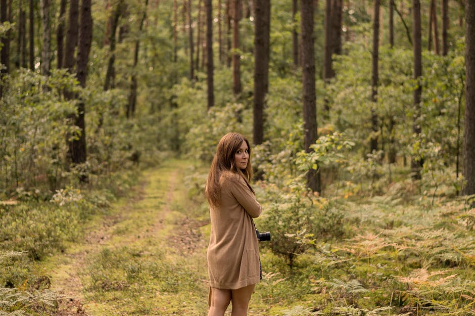 站在森林中央的女人
