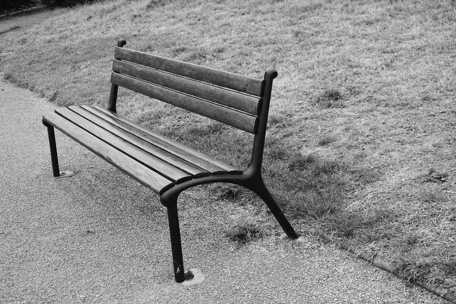 长凳-黑白相间的照片-椅子