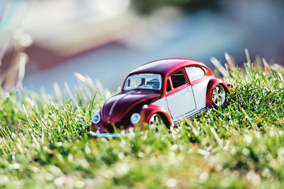 博科摄影场上的红-白甲虫车玩具
