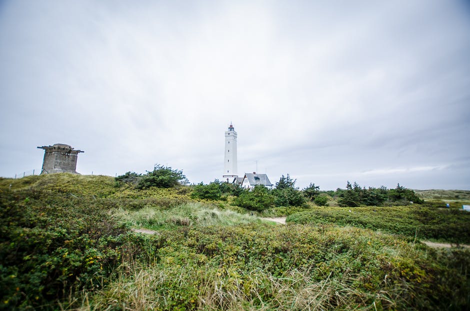 绿色田野背景下的白色灯塔