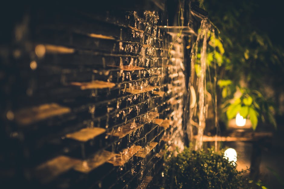 夜间褐煤砖墙的选择性聚焦摄影