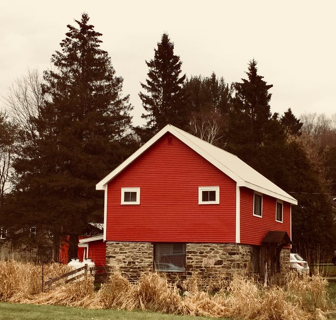 红色-布朗-白色木制砖房