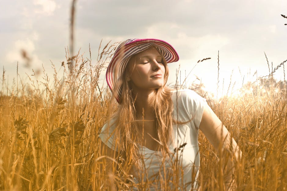 Woman Wearing White顶和红白相间的太阳帽