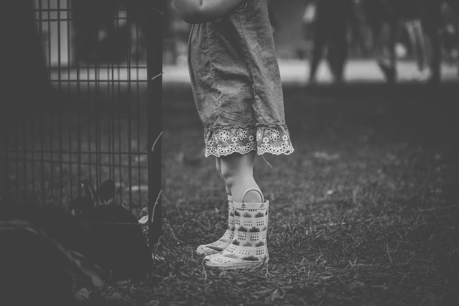儿童穿靴单色摄影