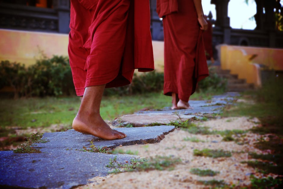 两人身穿僧侣服饰走在路上