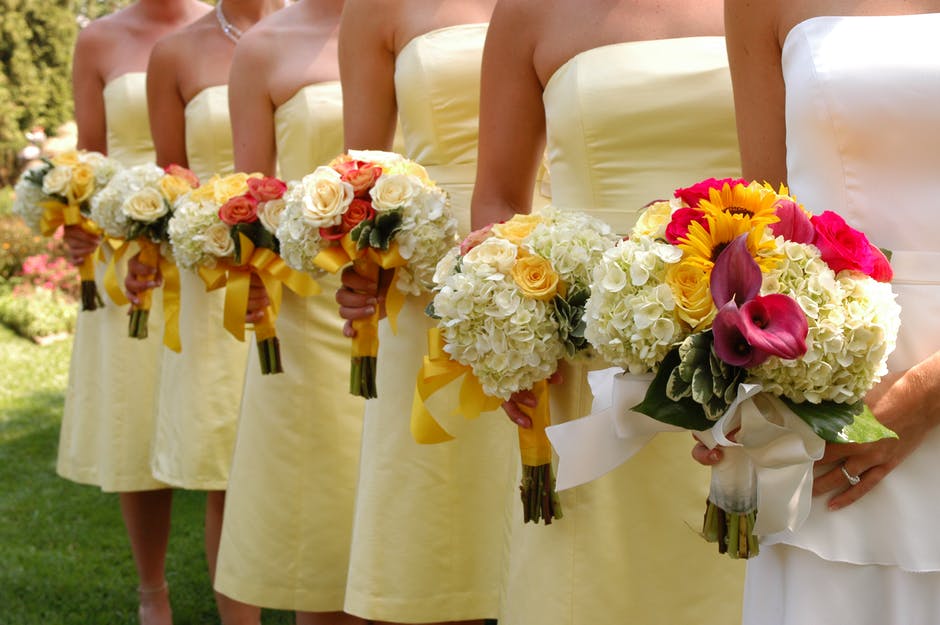 妇女Wears White和黄管无肩带礼服-白色-红色-黄色花束