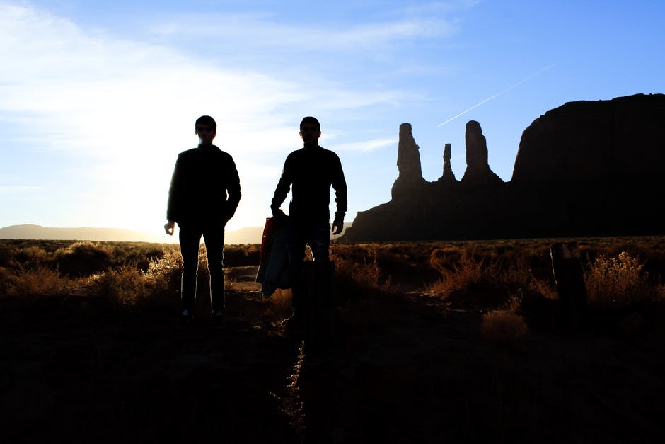 两个人站在沙漠上的剪影