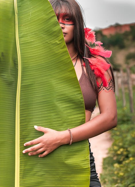 香蕉叶前面的棕色胸罩里的女人