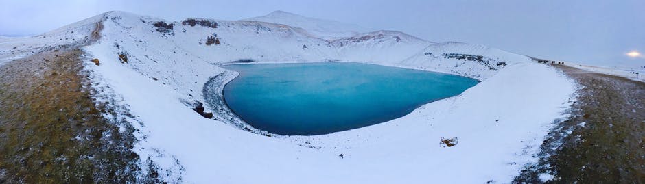 雪域中的蓝湖