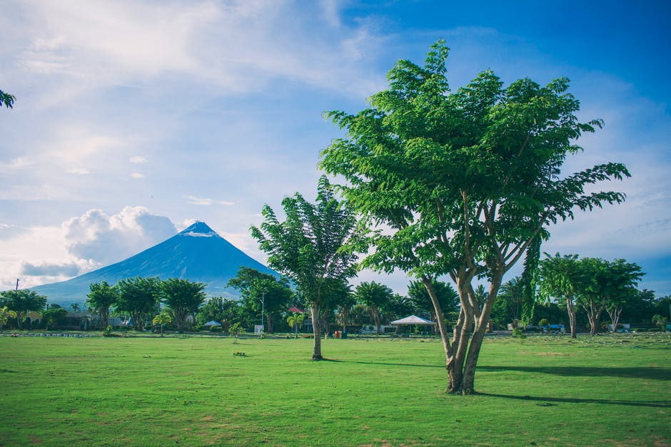 马荣火山背景的开阔地景观摄影