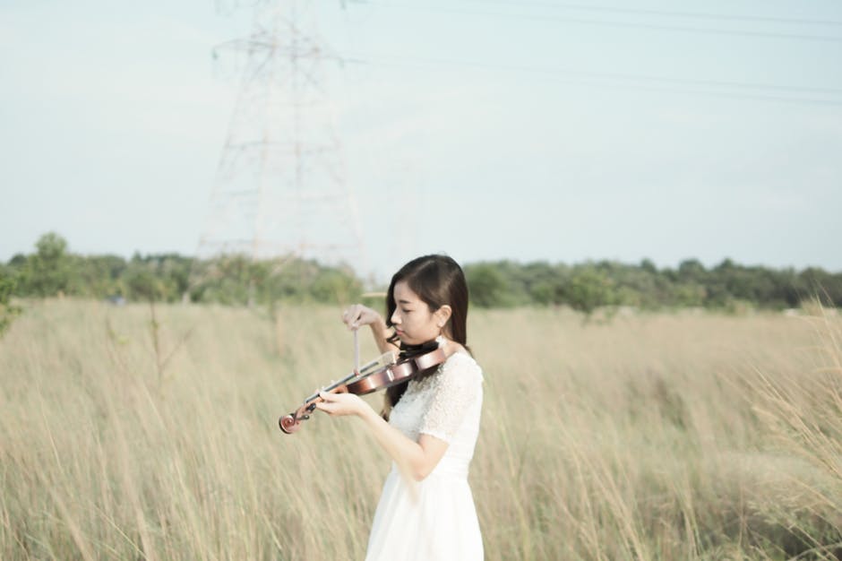 Woman Wearing White扮小提琴