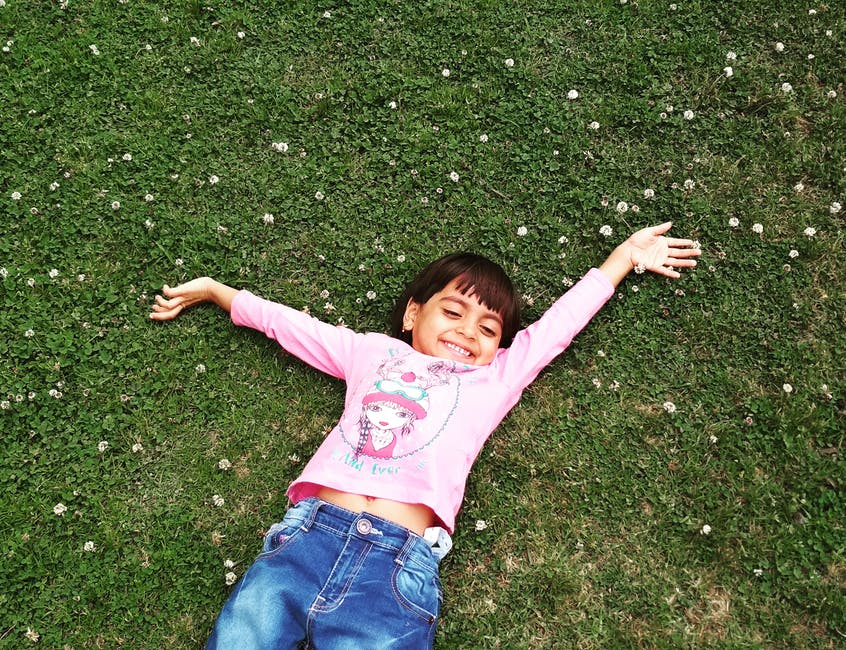 躺在青草上的女孩