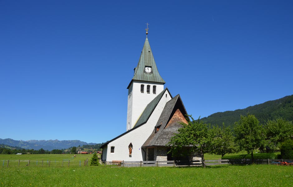 白天白坯灰色的小教堂