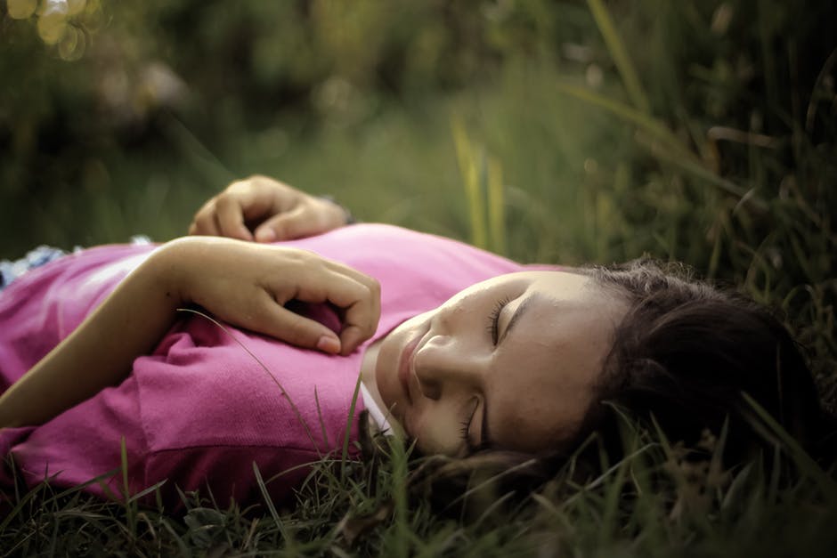 躺在青草上的女人