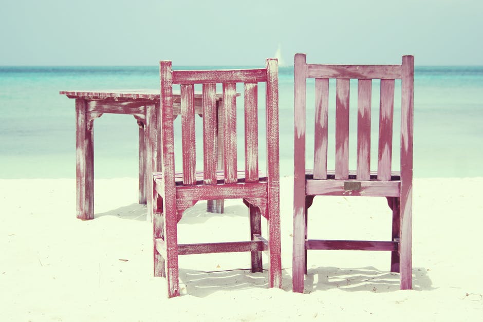 海滩上的桌子和两把椅子