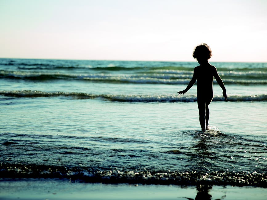 白天在海边散步的孩子