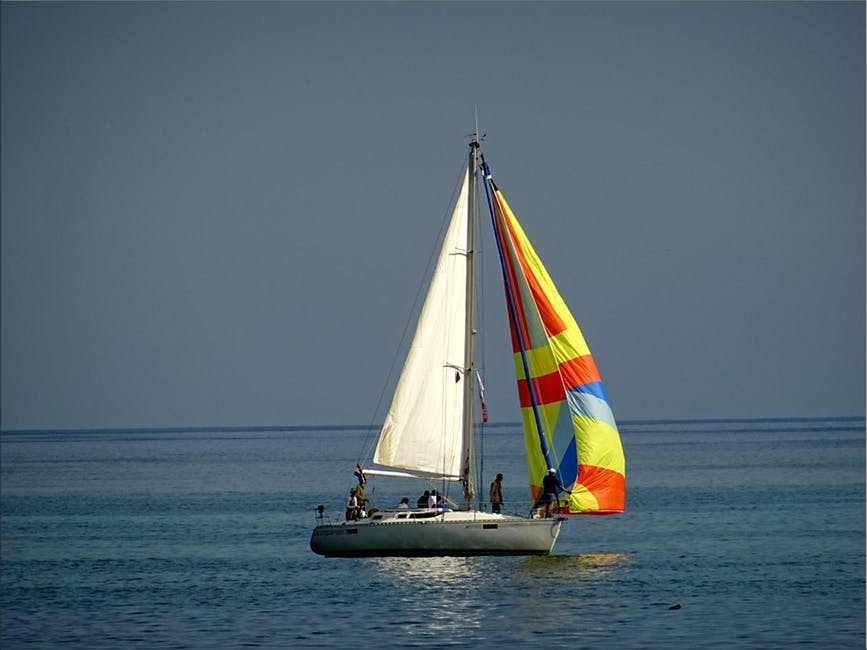 灰白帆船5人骑在水的中间