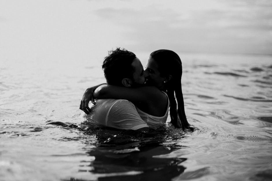 男人和女人在水上亲吻