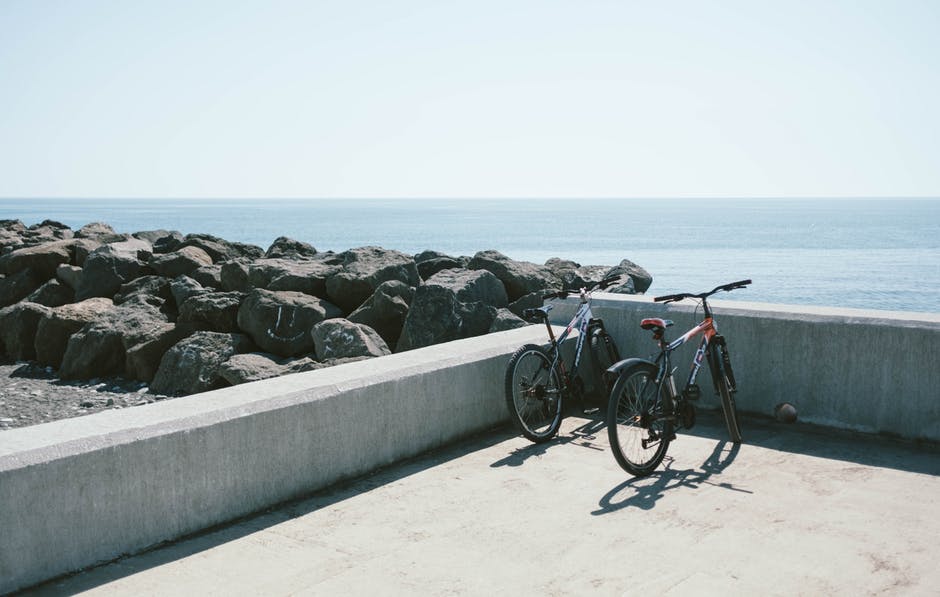 灰色混凝土墙后面的两辆自行车