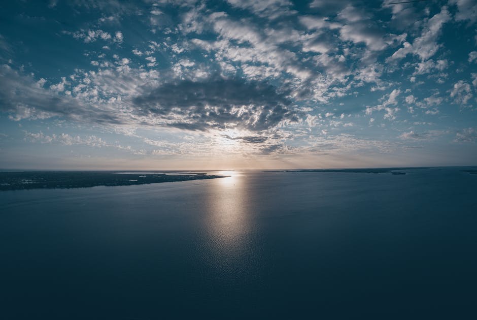 日落时的蓝海摄影