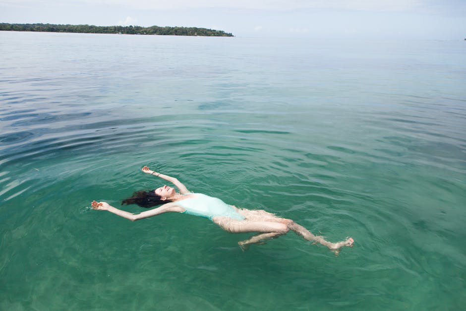 水中漂浮的女人摄影