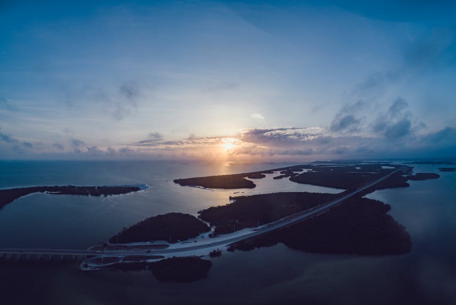日落期间的海岛航空摄影