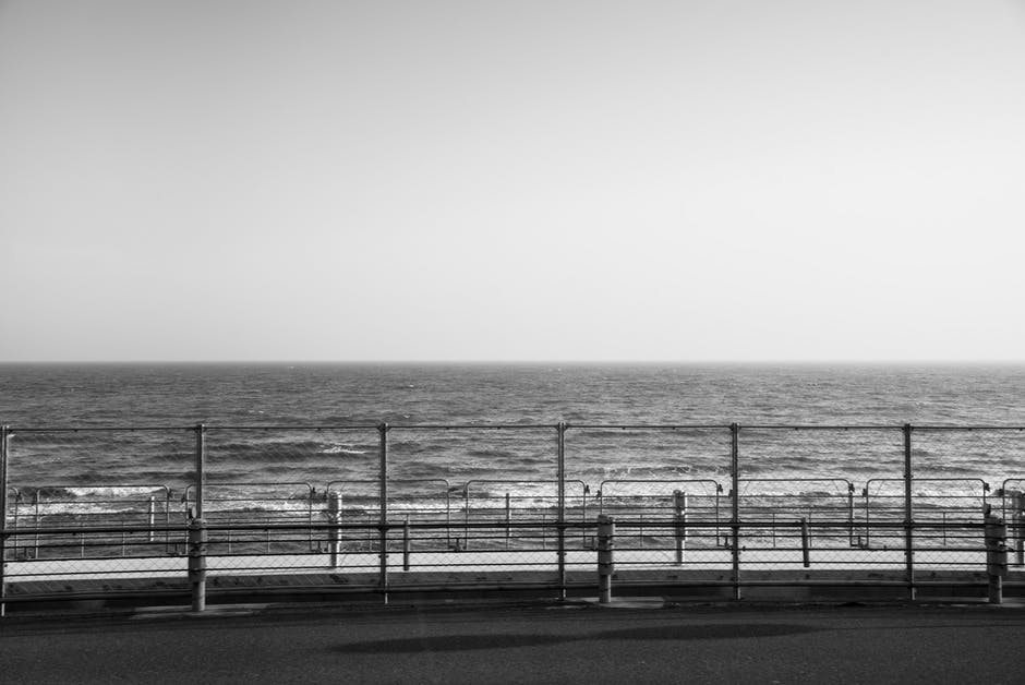 近海栅栏的灰度摄影