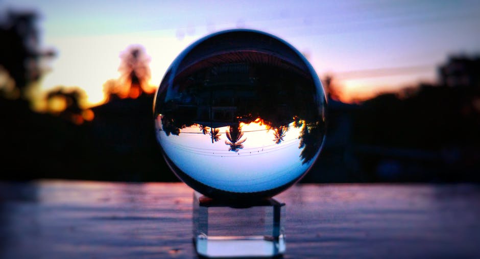 透明玻璃球的选择性聚焦照片