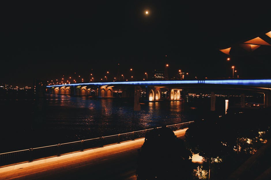 夜间桥梁的建筑摄影