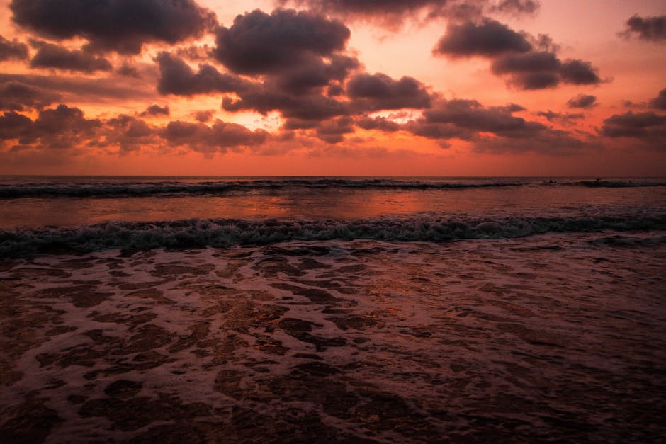 日落时的海洋水体