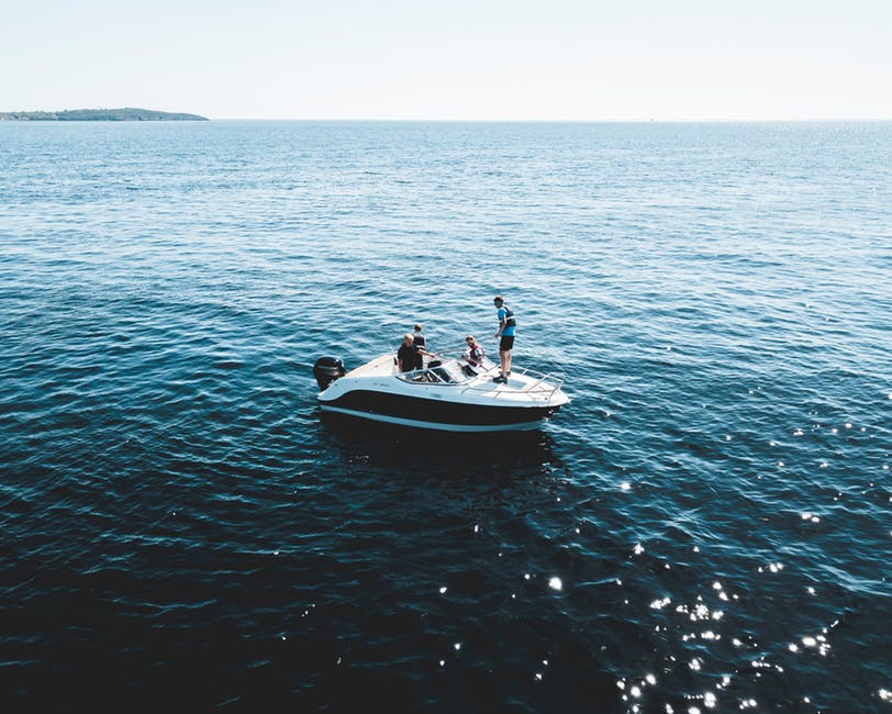 白天乘坐白色摩托艇的三个人