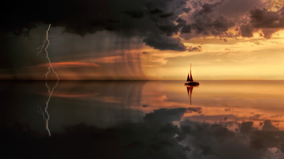 日落时水面上的船影剪影
