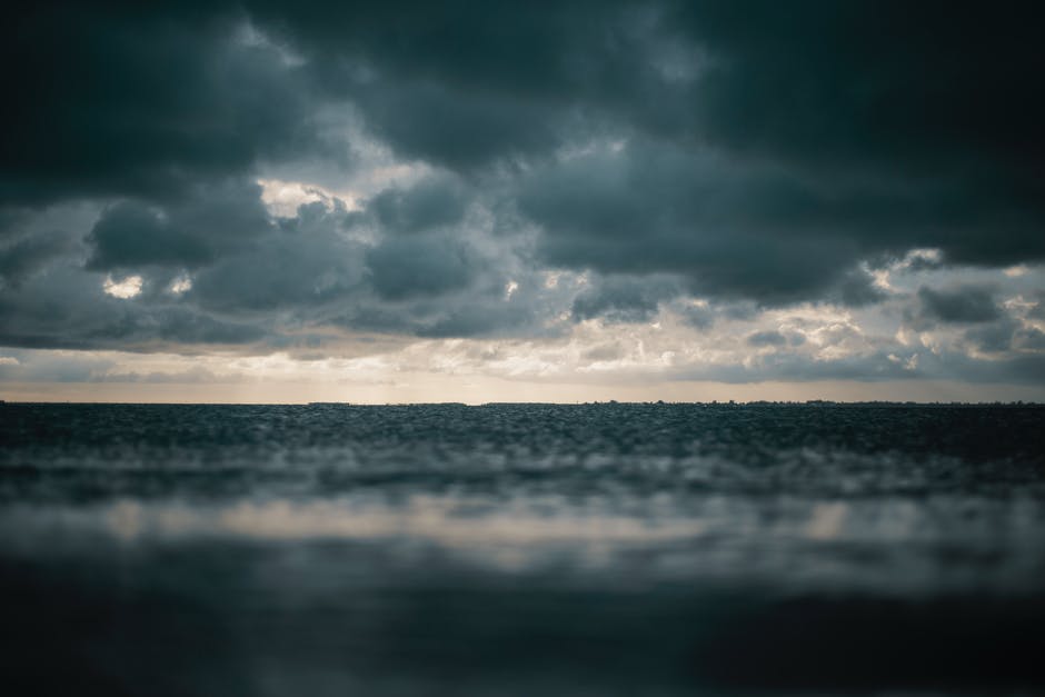 海滩-云彩-黑暗的高清股票照片