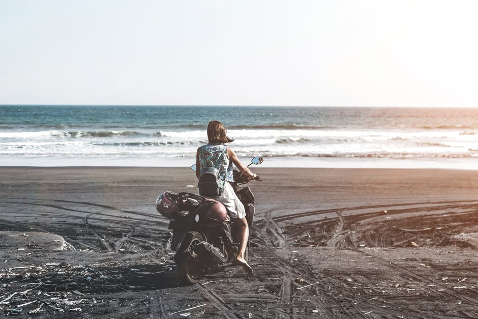 在海边骑摩托车的女人