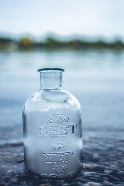 水中透明的玻璃罐子
