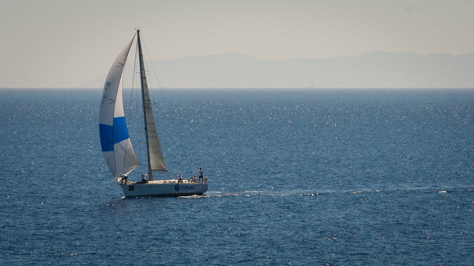 海上白色和蓝色帆船
