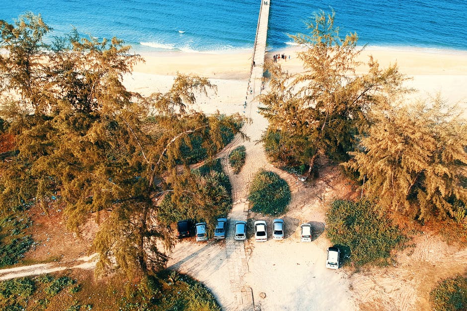近海航空摄影下绿叶树下的七个停车场