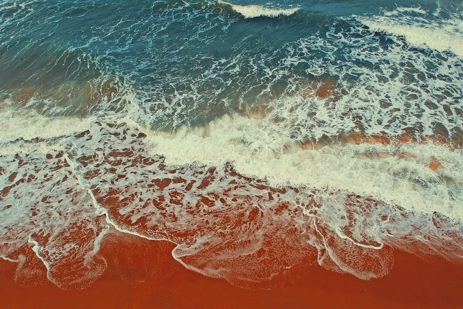 海浪冲向海岸线。