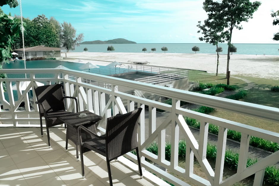 阳台-沙滩-椅子高清照片