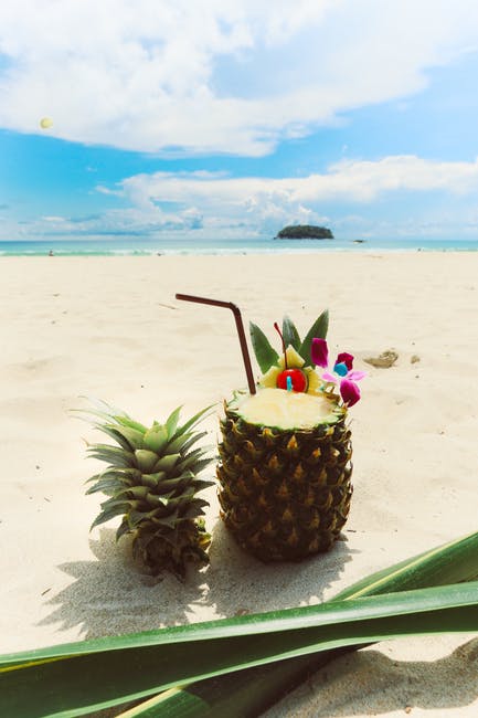 沙滩上的菠萝照片